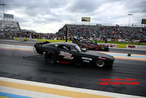 Colin Thomas (near 
lane) vs Justin Mallott (far lane)